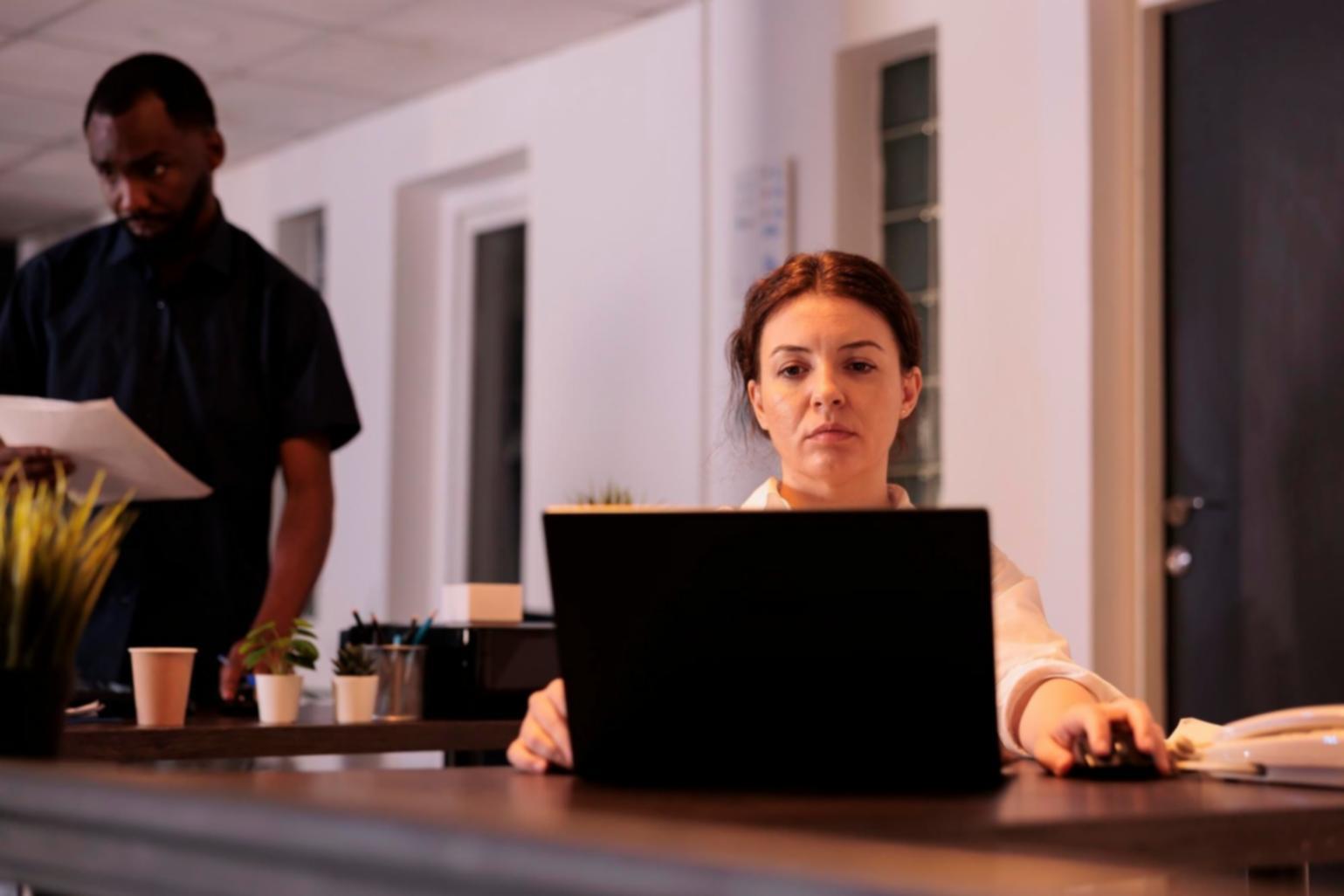 Moderne Büroumgebung mit Finanzplanungstools