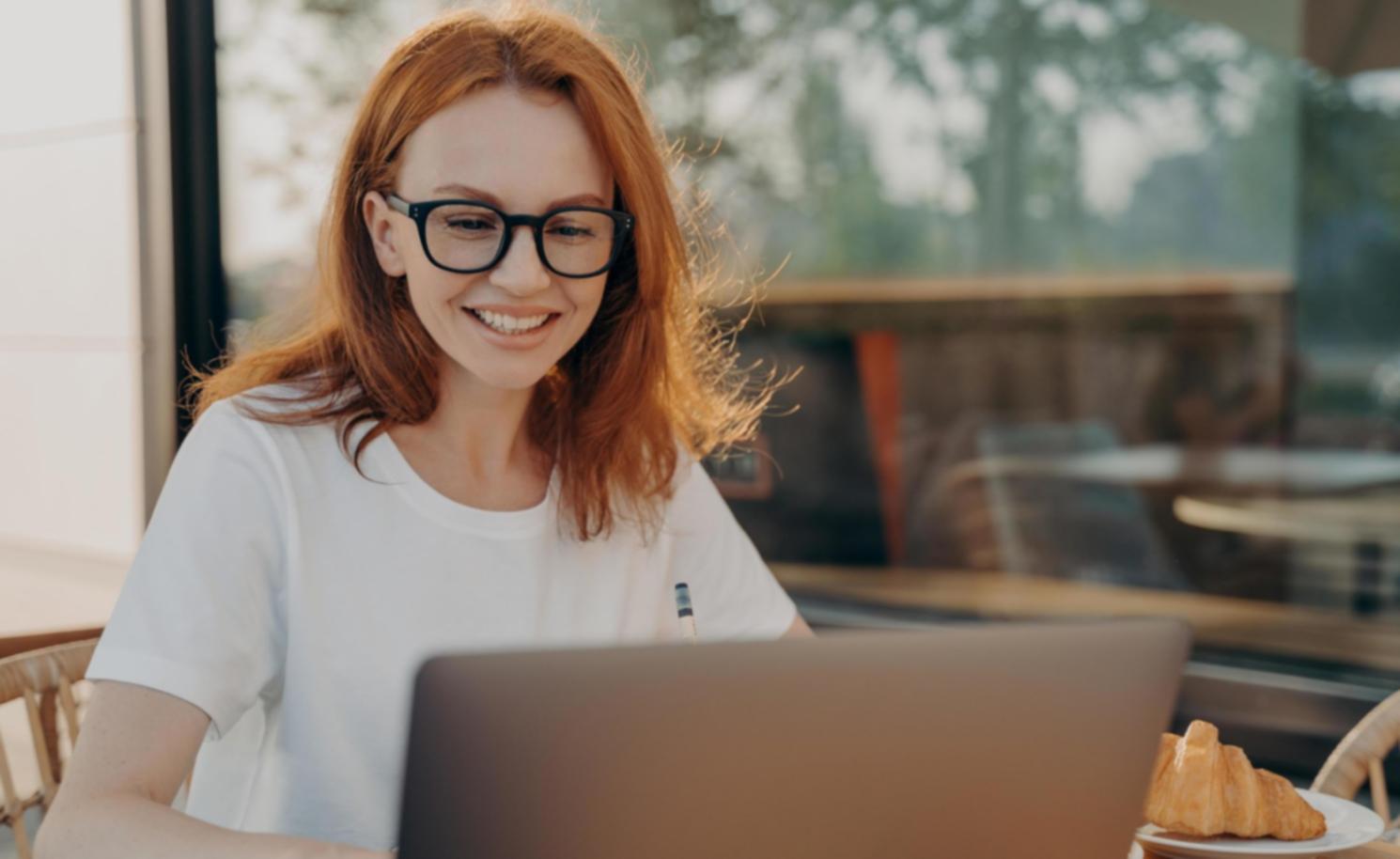 Moderne Büroumgebung mit Finanzplanungsdokumenten und Laptop